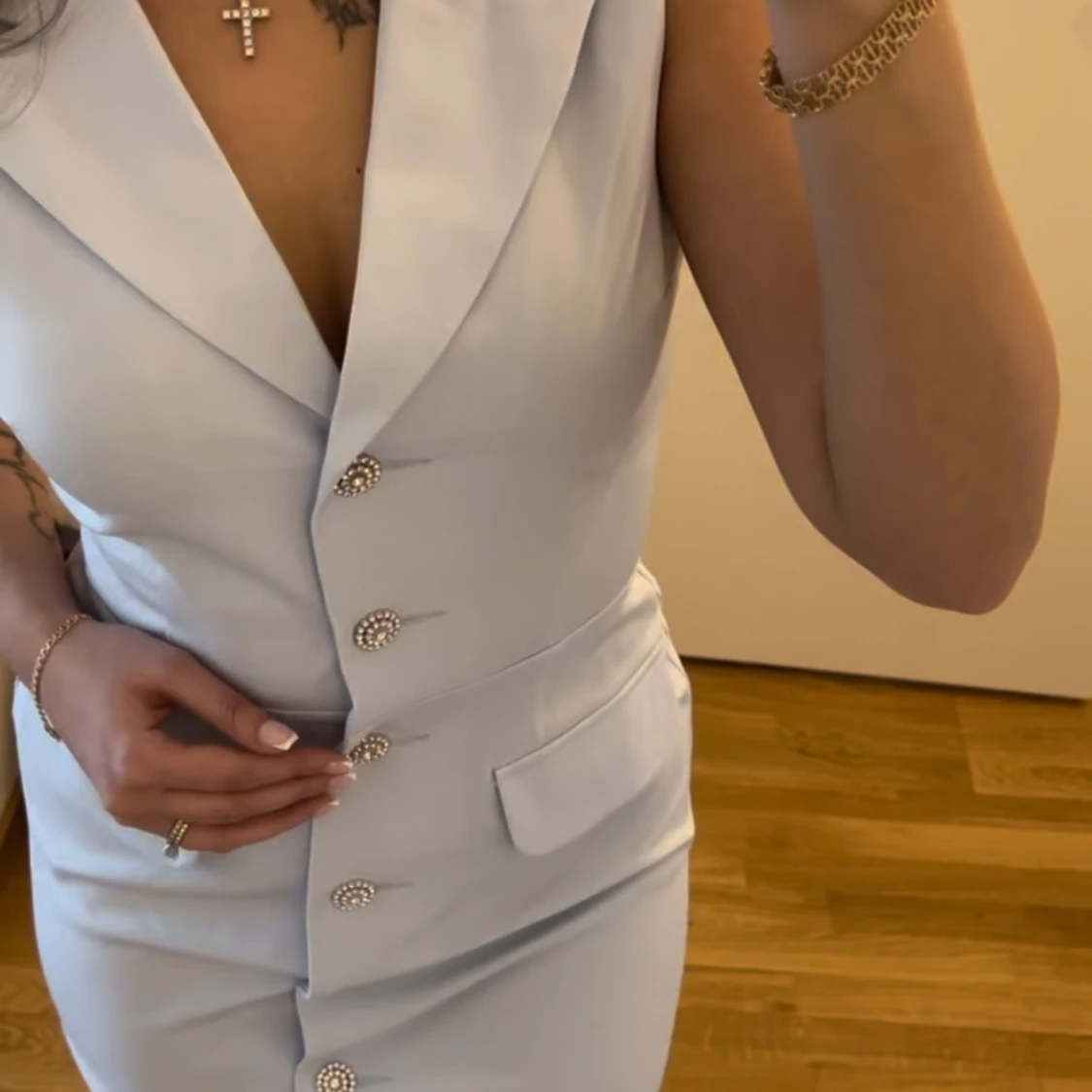 Ljusblå kostymklänning - 90