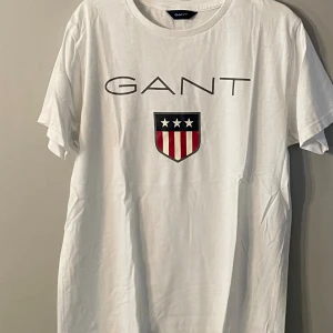 Gant T-shirt  - Vit gant T-shirt med originaltrycket. Storlek 11-12 år men passar xs/s. Jättebra skick 💓