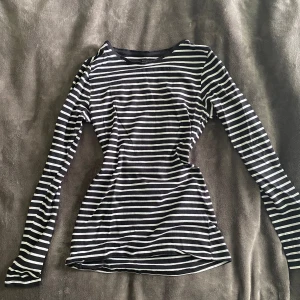Långärmad tröja  - Svartvit randig långärmad tröja 