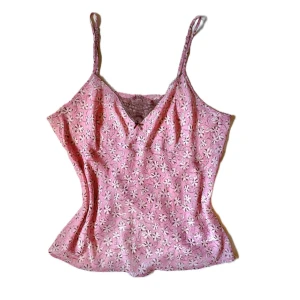 blommig topp - så sött blommigt linne i tunt tyg🫶, köpte på loppis men var tyvärr för stort för mig😔 skulle säga typ strl M-L❤️ har justerbara band‼️