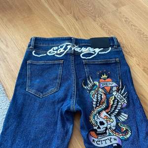 Säljer dessa supersnygga ed Hardy jeansen som inte kom till användning tyvärr, de är bootcut och på sista två bilderna ser ni hur de sitter på (de är lånade från Zalando) har aldrig använt dem utan endast testat