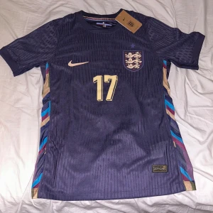 Englas Fotbollströja - Hej! Jag säljer min helt nya England 2024/25 bortaställ. Saka på ryggen. Skitsnygg tröja. Skriv om funderingar, säljer för 390. 
