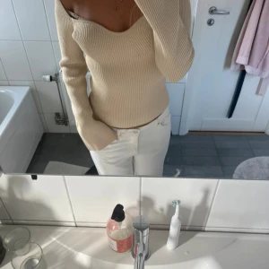 Beige stickad tröja  - Säljer min superfina beiga stickade tröja från H&M i storlek 36! 💕