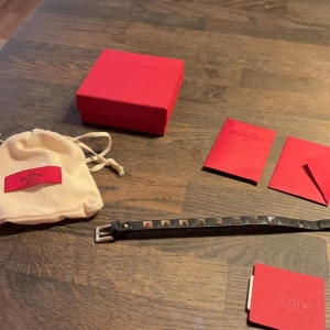 Valentino ”nit” Armband  - Väldigt bra skick, box, extra nitar och påse ingår. 