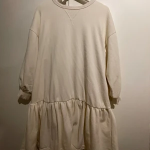Klänning - Äggskalsvit klänning i sweatshirttyg. Endast provad men tyvärr aldrig använd. Oversized passform.