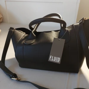 Svart väska-ny med prislapp - Klassisk shopperväska med båda axelrem och handtag. Köparen betalar frakt.