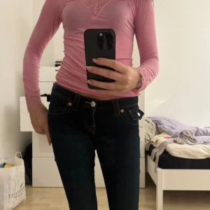 Rosa Intimissimi tröja  - Populär rosa v-ringad intimissimi tröja med spets runt hals och armar🩷💞