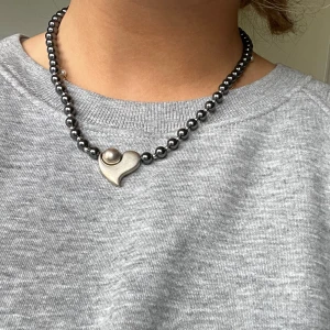 Halsband - Supercoolt halsband med mörkgråa pärlor och ett hjärtsmycke❤️Köpt i en liten butik utomlands. 