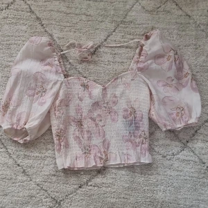 Smockad topp - En super fin blus från H&M. Jag har aldrig använt den så den är ny. Säljer denna eftersom att jag aldrig har andvänt den och kommer nog aldrig göra de.