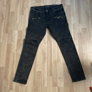 Slim Balmain Jeans - Svarta halvt skinny jeans med räfflar vid knäna och  dragkedjor på sidorna. Storlek M passar perfekt om man är Ca 180cm. Bra skick, nästan aldrig används. Pris kan diskuteras.