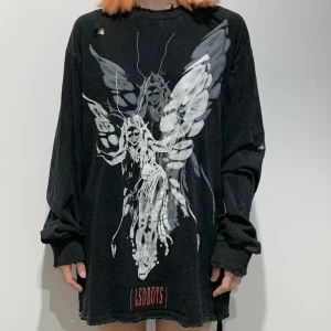 LSD BOYS långärmad tröja  - Distressed långärmad svart tröja från med snyggt 90s inspirerat tryck. Tröjan är i storlek medium och sitter oversized på mig som i vanliga fall har storlek small. Helt oanvänd.