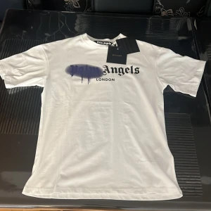 Palm angels t shirt - Säljer för att den ej kom till användning, fler frågor o bilder kom dm för de som är intresserade. Pris kan diskuteras 