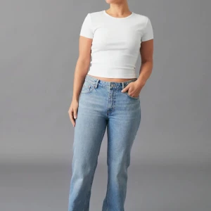 Low straight jeans - Nya oanvända low straight jeans från Gina Tricot. Jättefina men har ett par andra liknande som jag använder istället, nypris 499kr. Skriv om du har någon fråga😊