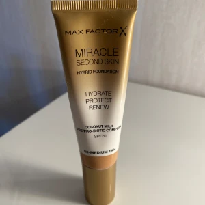 Foundation  - En foundation i färgen 08-medium tan. Har endast tästa på handen💕