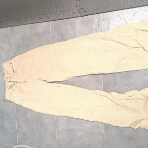 Jeans - Ett par beiga jeans från Pull & Bear som nästan aldrig har använts ☺️🌸