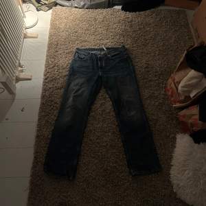 Säljer mina jeans från weekday i storlek 31/33, de är tyvärr för stora och för långa för mig. Aldrig använda enbart testade och hann inte lämna tillbaka. Nypris 590kr.