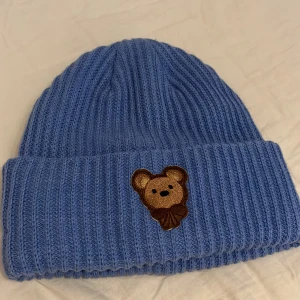 Mössa med björn - Så söt blå mössa med björn 🐻💙