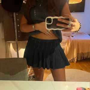 Jeanskjol med volanger - Säljer denna supersöta kjolen som är helt oanvänd (prislappen sitter kvar)💓storlek L men passar mig som brukar ha M