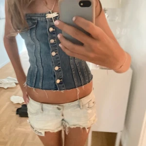 Jeans korsett - Superfin jeanskorsett från zara.  Aldrig använd och slutsåld på hemsidan. Första bilden är lånad, pris går att diskutera😊💕