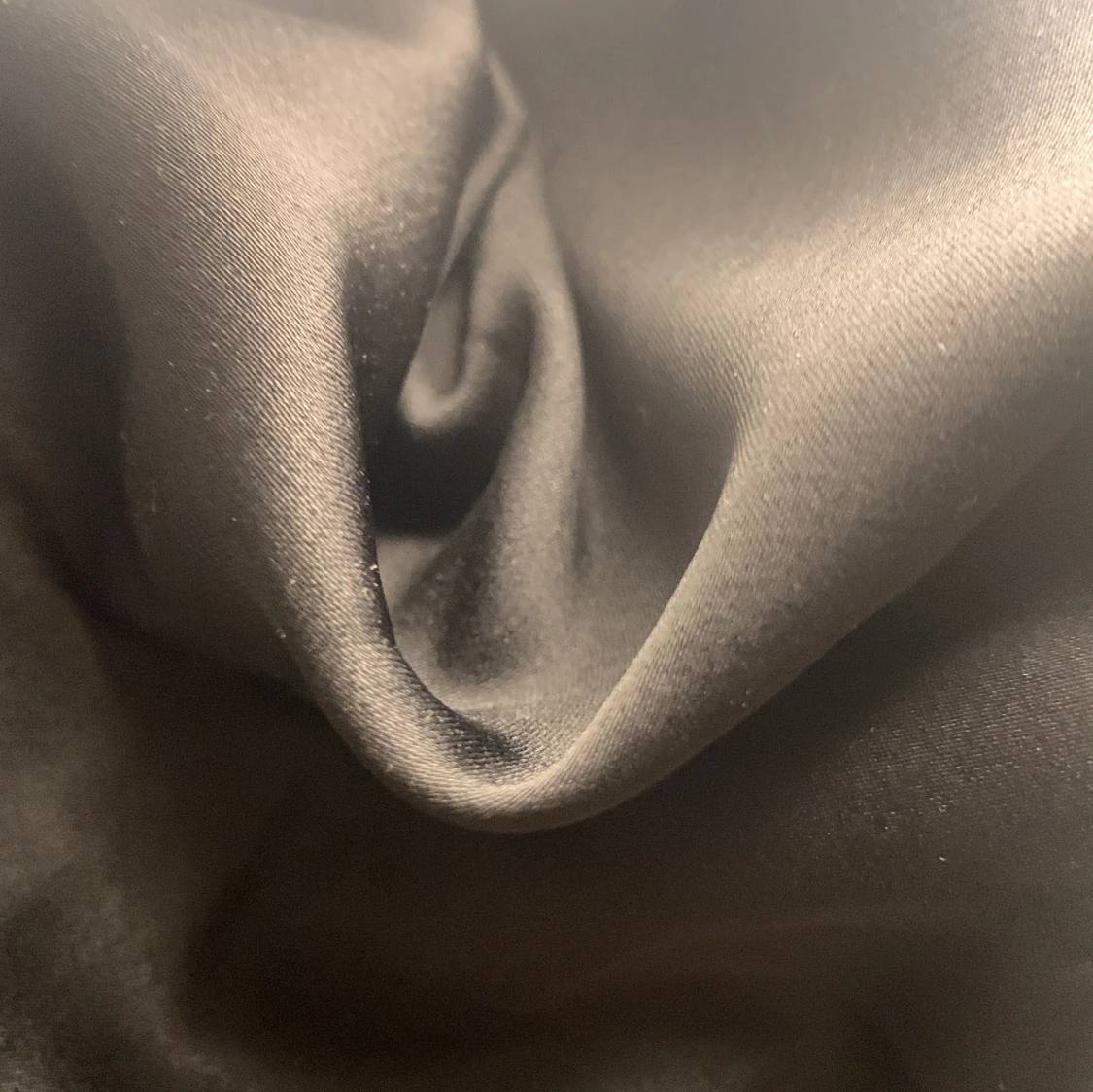 En väldigt fin satin kjol i en liten storlek men som passar bra ändå  - 90