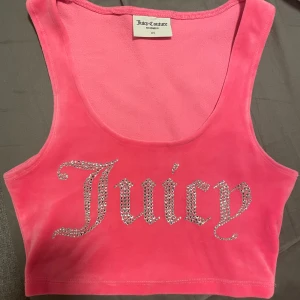 Juicy couture top - Knappt använd juicy couture top hot pink XS, mjuk.