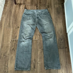 ljusgråa bootcut jeans  - Tja säljer ett par snygga Mc.gordon jeans bootcut i snygg grå washed färg. Storlek 36/34 skriv om du har några frågor. 
