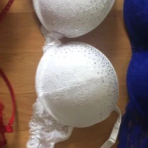 Vit bh 35B oanvänd. - Den är för stor för mig så den är aldrig använd. Den har små diamanter på sig och lite push up