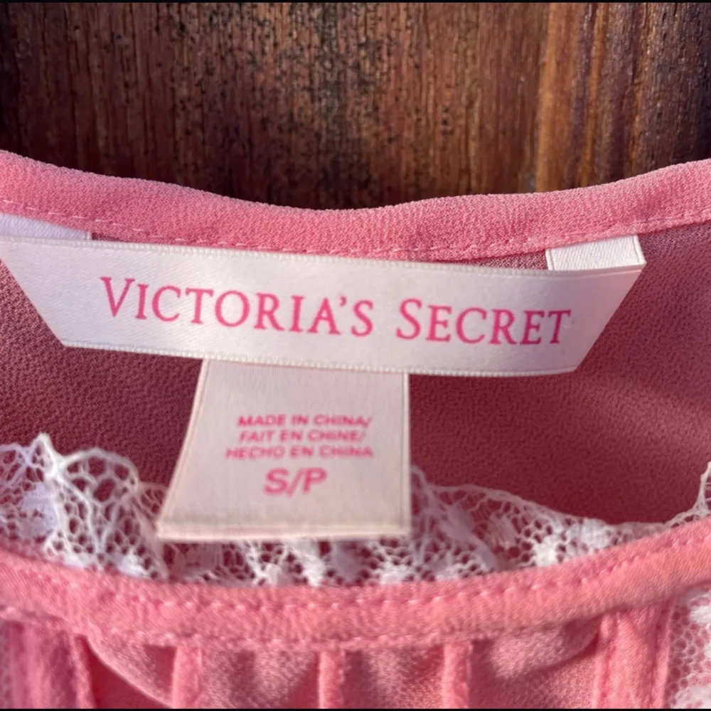 Jätte vackert flowy Victoria secret linne! Svårt att få tag på, köpt second hand säljes billigt 💞 perfekt skick, passar xs-s! Kontakta för frågor. Toppar.