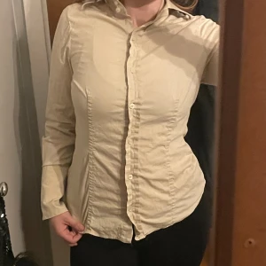 Vacker beige skjorta - En fin formgivande skjorta från Sweet Deal. Storlek M, väldigt fint skick. 