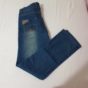 Jeans  - Säljer dessa jeans för de kmr it till användning, storlek 32, bra skick, pris går att diskuteras