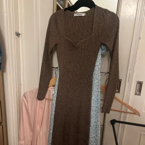 brun klänning från adoore - Otroligt fin ribbad klänning från adoore, strlk 34 men passar även 36 (som jag har) då den är stretchig😋 jättefin till hösten, men säljer då jag inte tycker jag passar i den💕
