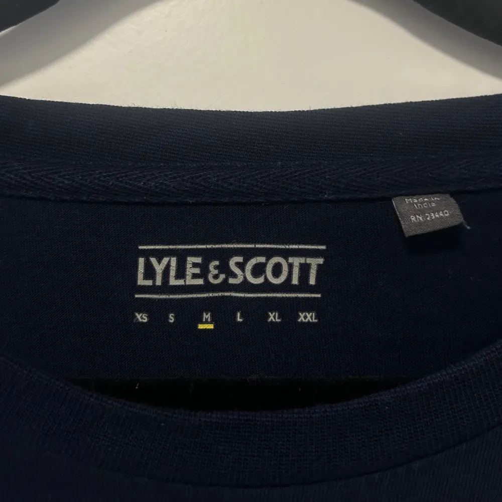 Marinblå tshirt i bra skick från Lyle & Scott. Köpt på killavdelning. T-shirts.