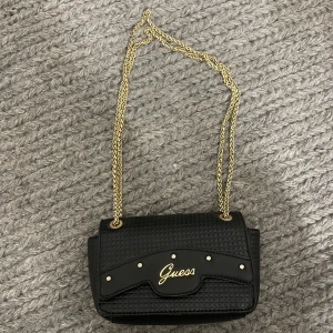Väska (guess) - Liten axelremsväska/handväska ifrån guess, jätte bra skick!