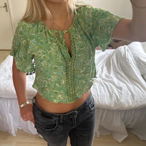 mönstrad magtröja  - grön mönstrad blus från zara i storlek XS. snörning vid bysten och glittriga detaljer. skriv för frågor!