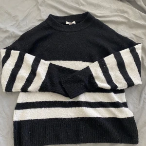 Stickad randig rröja - Jätte skön stickad tröja från Gina säljer för jag har likadan