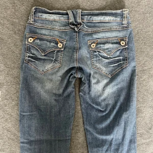 Lågmidjade jeans - Skitsnygga lågmidjade jeans köpt secondhand 😍 Säljer den för att de tyvärr var för små😔 Jag skulle säga att de är i XS-S dock står det att de är i M. Midjemåttet är 39 cmrakt över och innerbenslängden är 75cm 💞