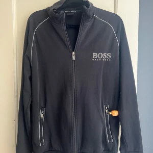 Hugo boss  - Hugo boss tröja. Säljer då den inte används längre. Storlek:m sitter som small. Passar bra om du är runt 170