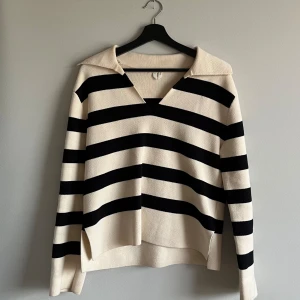 finstickad tröja - Använd varsamt, men har små spår av smink vid kragen, se bilder💕💕inget som syns när man har den på sig 