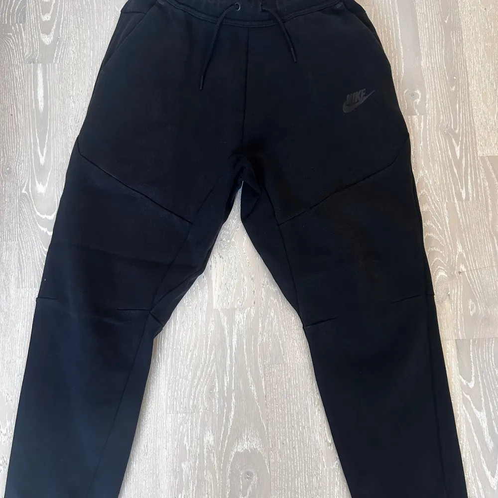 Svarta Nike mjukisbyxor med fickor på sidan. Priset kan diskuteras! . Farkut & Housut.