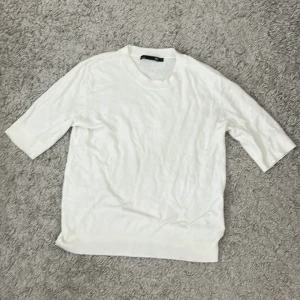  Vit t-shirt  -  En jättefin vit stickad t-shirt från lager 157 💕 I storleken M