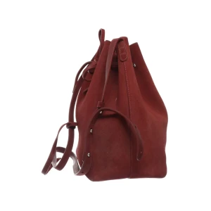 Röd ryggsäck i mocka - En röd ryggsäck i mocka med justerbara axelremmar och en dragsko för stängning. Väskan har en enkel och stilren design.