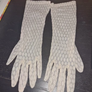 Spets handskar - Ett par vita, antika spets handskar, ett stygn är sytt för att hålla ihop dem. (Bara att klippa av✂️)