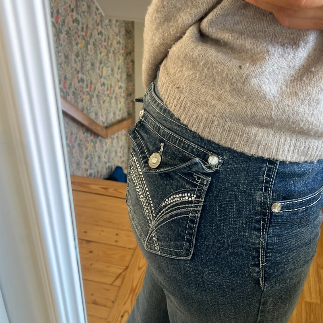 bootcut jeans med snygga fickor