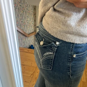 bootcut jeans med snygga fickor - Midwaist bootcut jeans med snygga fickor i storlek L/40. Ganska stretchiga i tyget🥰   Midjemått: 41 cm  Innerbenslängd: 76 cm  Ytterbenslängd:105 cm på utsidan🥰 