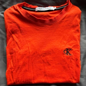 Röd t-shirt från Calvin Klein Jeans - Calvin Klein T-shirt i fint skick, knappt använd. Passar M och S!😀