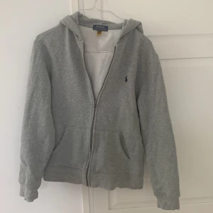 Grå Ralph lauren hoodie - Tröjan passar dig som är från 160-170 Använt ett par gånger Nypris 1200