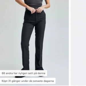 Vilma kostymbyxor  - Säljer mina mid waist kostymbyxor jag köpte från bikbok. Köpte för 499 och säljer för 250kr