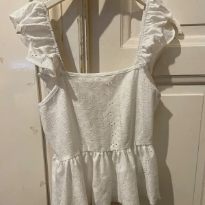 Fin sommarblus - Jättefin sommarblus. Den har aldrig blivit använd då banden är lite långa och den är ganska genomskinlig.