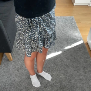 Kjol - Fin blommig kjol från Only som inte har använts på ett tag i strl S🩵