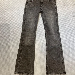 Lågmidjade jeans  - Skit snygg lågmidjade jeans från Gina! Säljer jag att dom inte passar min kropp. Skriv om ni har några frågor! 💝💝